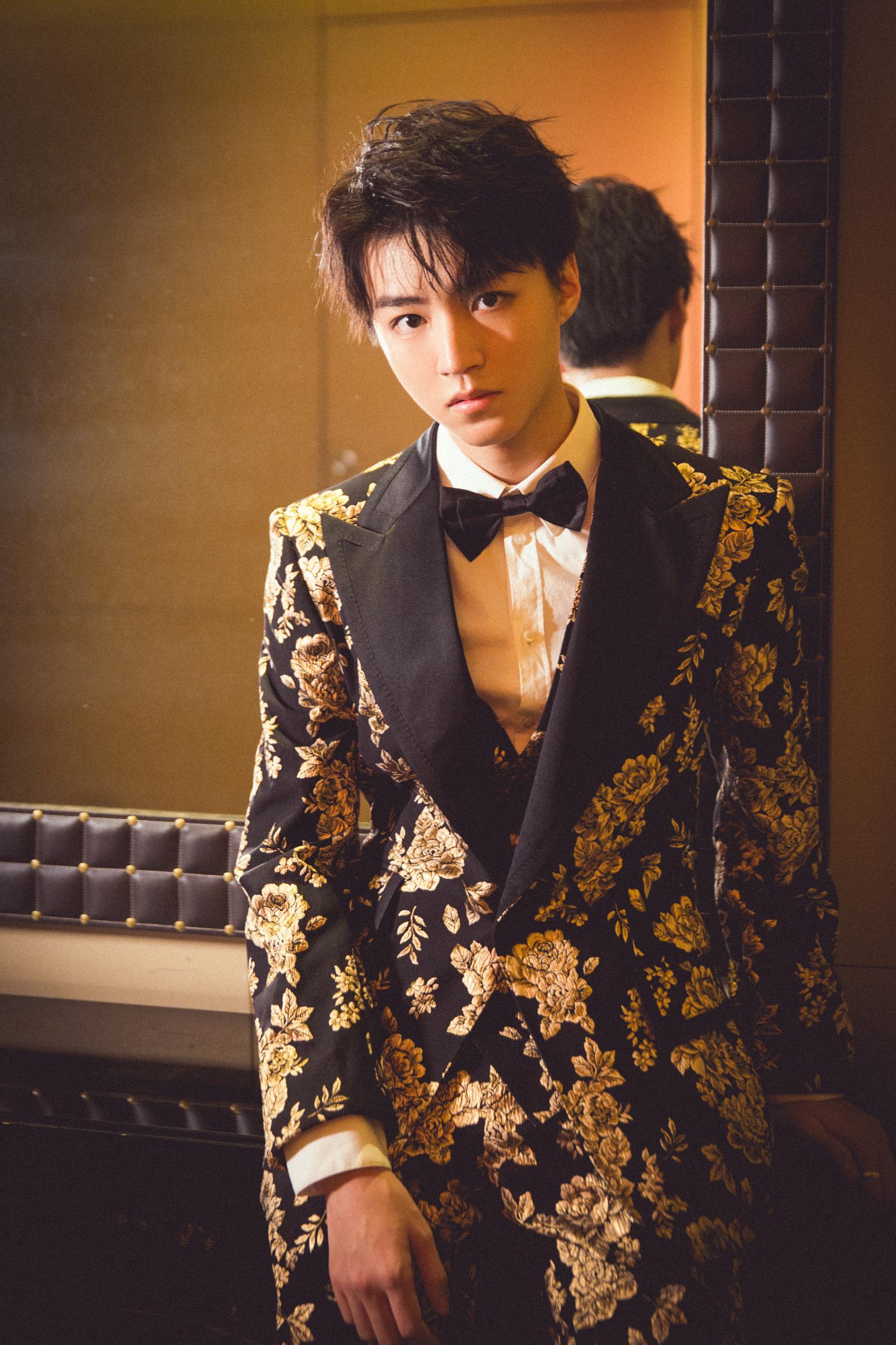 王子凯已送达满身的fafa,精致的脸庞,漆黑的夜,夜里最闪的"星"