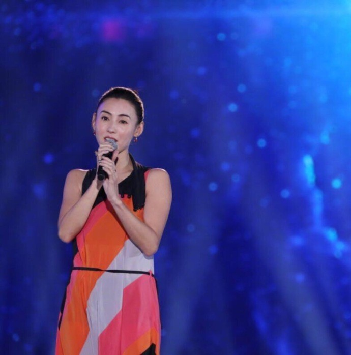 张柏芝身着一袭彩色长裙,少女感十足