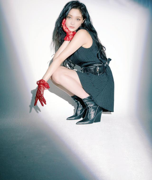 摄影棚拍镜头下的美丽黑衣气质女模|人像|模特|美女_新浪新闻