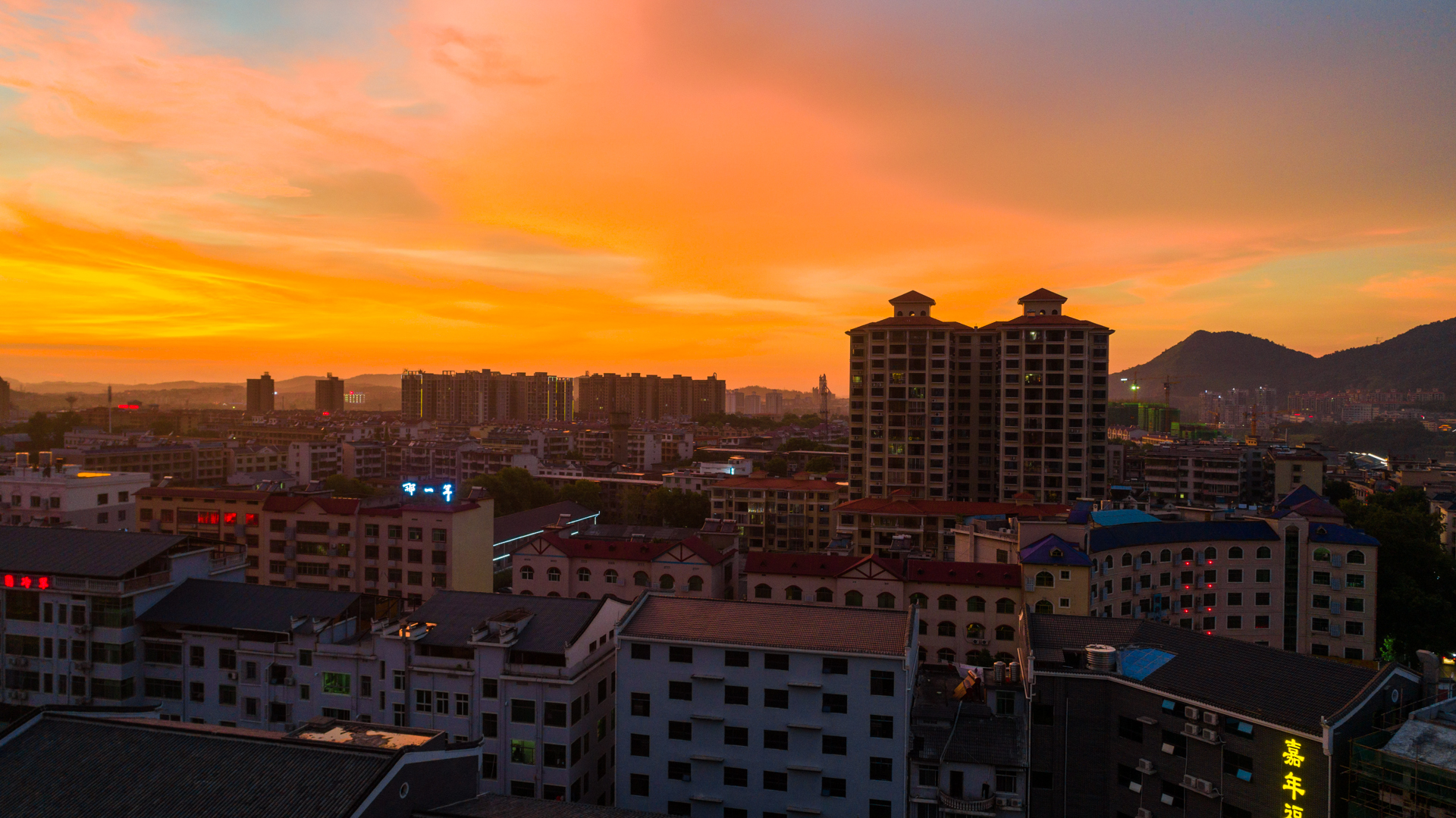 郴州资兴市,短暂而又美好的夕阳,活像上海的外滩