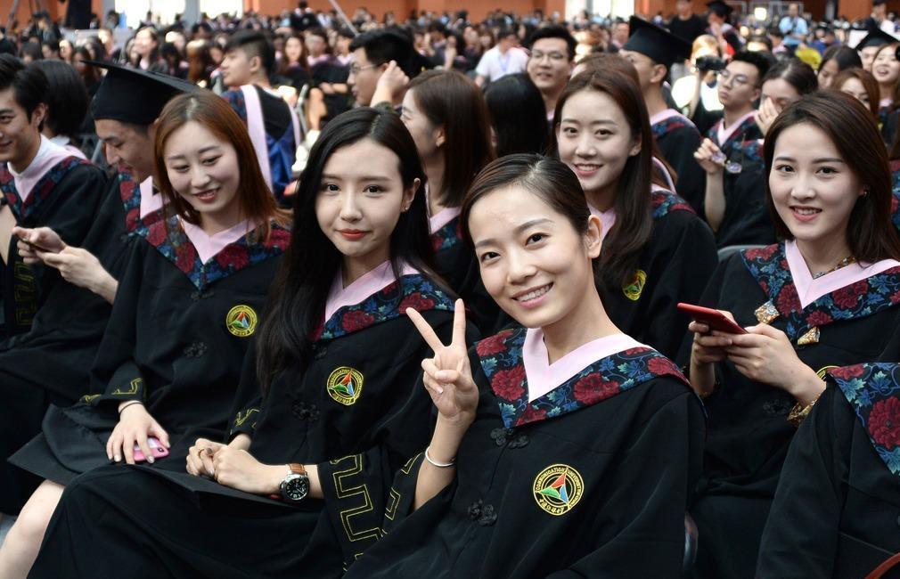 中国传媒大学2018届毕业典礼 高颜值美女扎堆卖萌