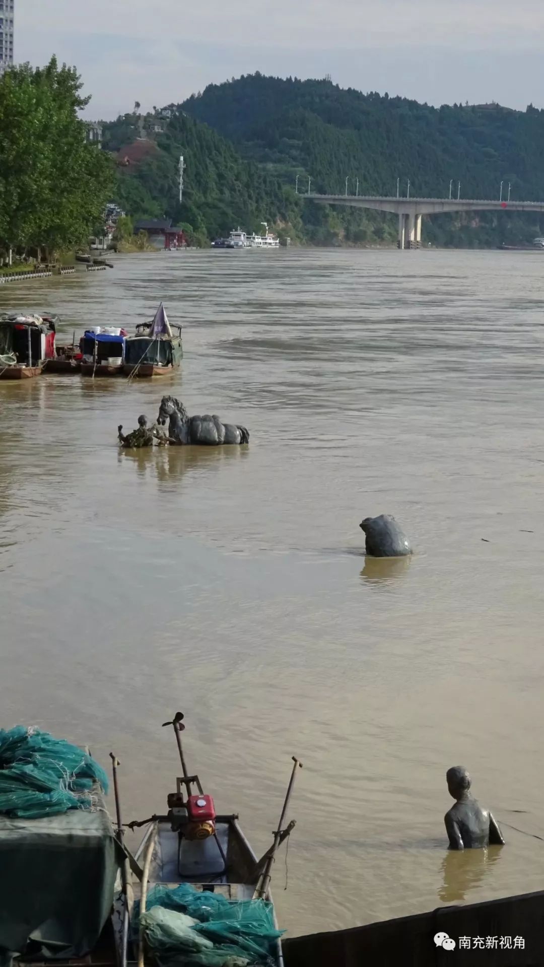 其状看起来甚是狼狈,在钟情门处见到的洪水虽比前几日有所退散,但还是