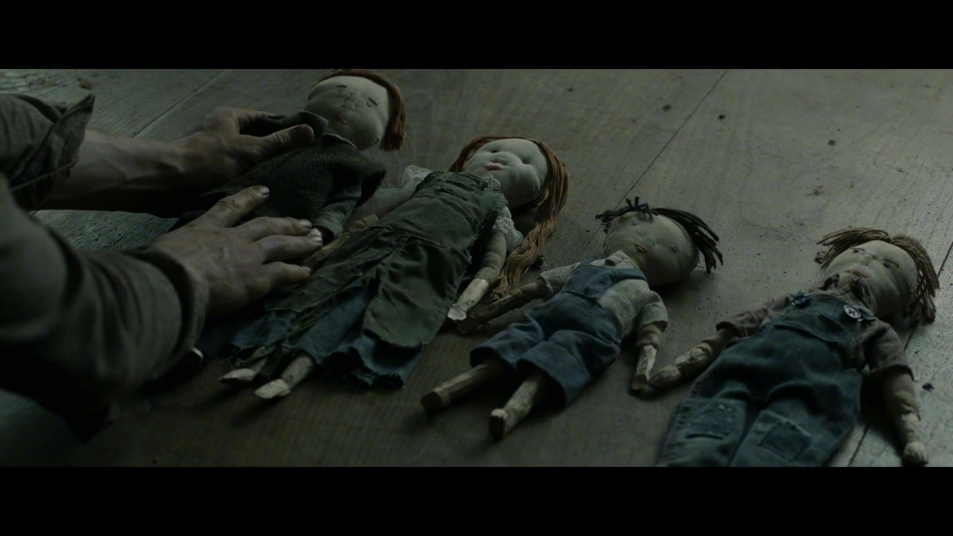 麦凯,安雅·泰勒·乔伊,查理·希顿,米娅·高斯主演恐怖片《髓骨》发