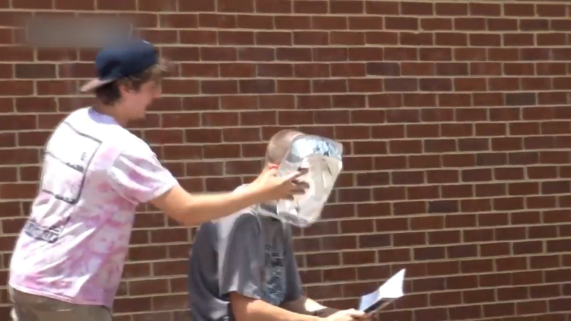 恶作剧:国外小伙用超大蛋糕往路人脸上糊遭路人疯狂追赶