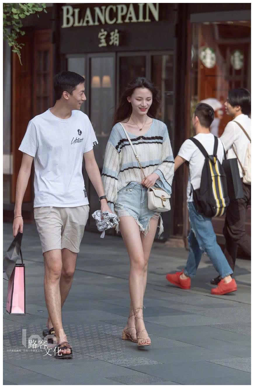 情侣街拍甜蜜的情侣们让人羡慕不已