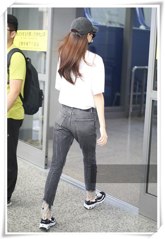 当88斤唐嫣穿上紧身牛仔裤网友直呼辣眼睛还是换回裙子吧