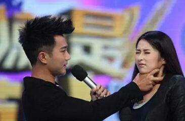 同样是表演被掐脖子颖儿和杨幂差了不是一点点