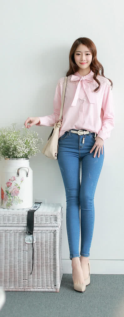 凸显身姿的弹力小脚牛仔裤小美女穿出了清艳脱俗的气质