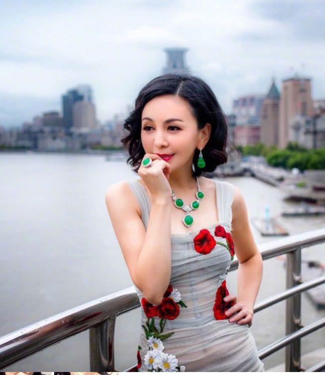 她因连珠代炮的骂功一战成名,48岁火辣不输小花旦,风韵犹存!