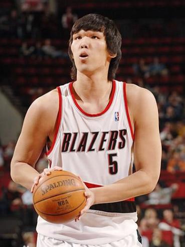 河升镇有多怕姚明?15分钟6投0中被完爆,亚运会被打到大哭!