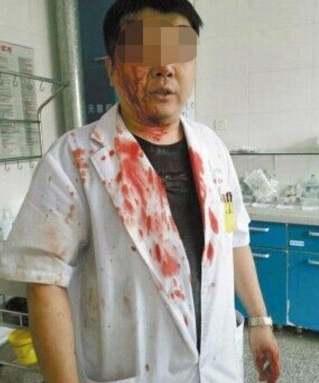 95后孕妇在产房崩溃大哭,丈夫突然冲进门,眼前场景让他暴打医生