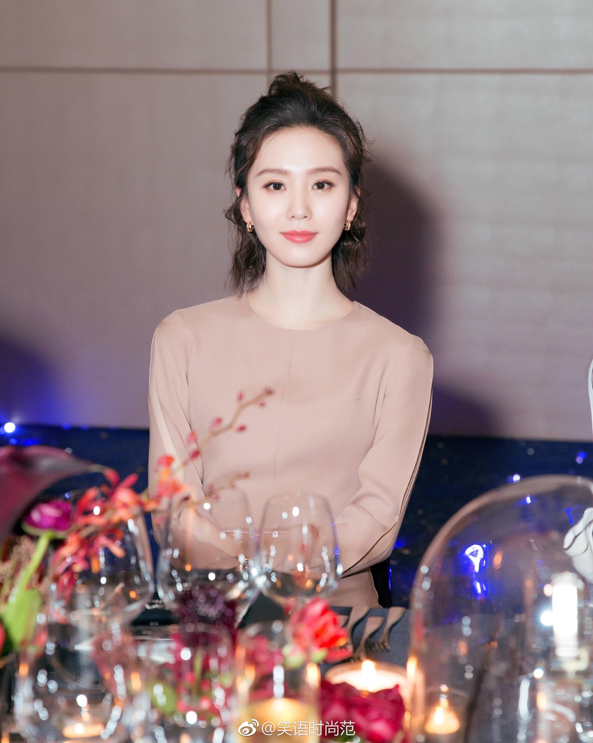 刘诗诗丸子头造型,真的是时尚优雅,颜值气质完美.