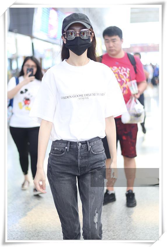 当88斤唐嫣穿上紧身牛仔裤网友直呼辣眼睛还是换回裙子吧