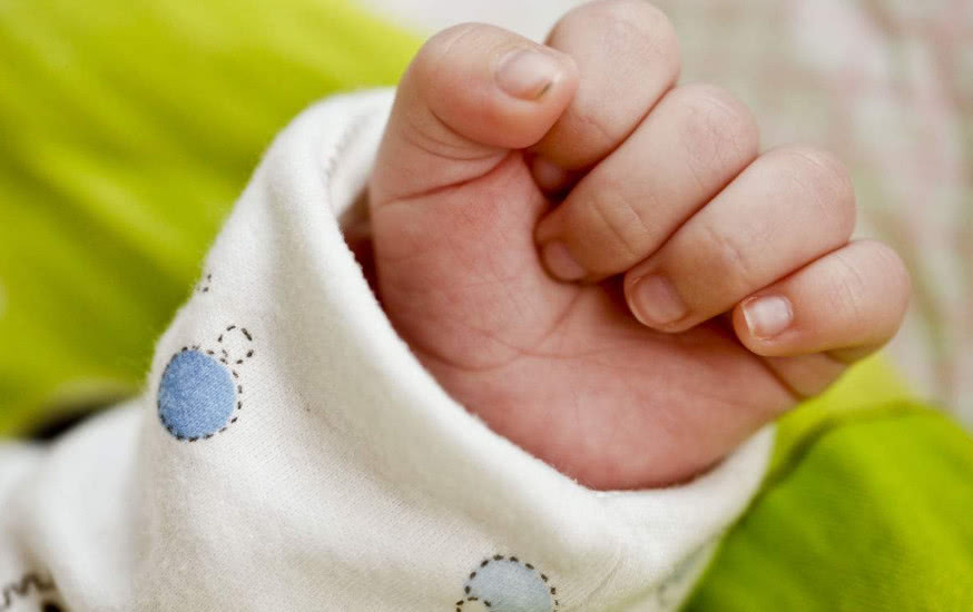 新生儿刚出生的时候,为什么总喜欢握着小拳头?说出你都不敢相信