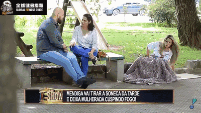 翘臀美女当街走光恶搞路人男人的眼睛真是管不住