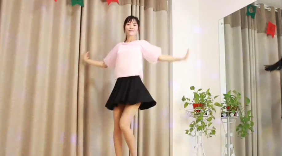 美女在家里跳广场舞,不愧是舞蹈老师,跳得太棒啦