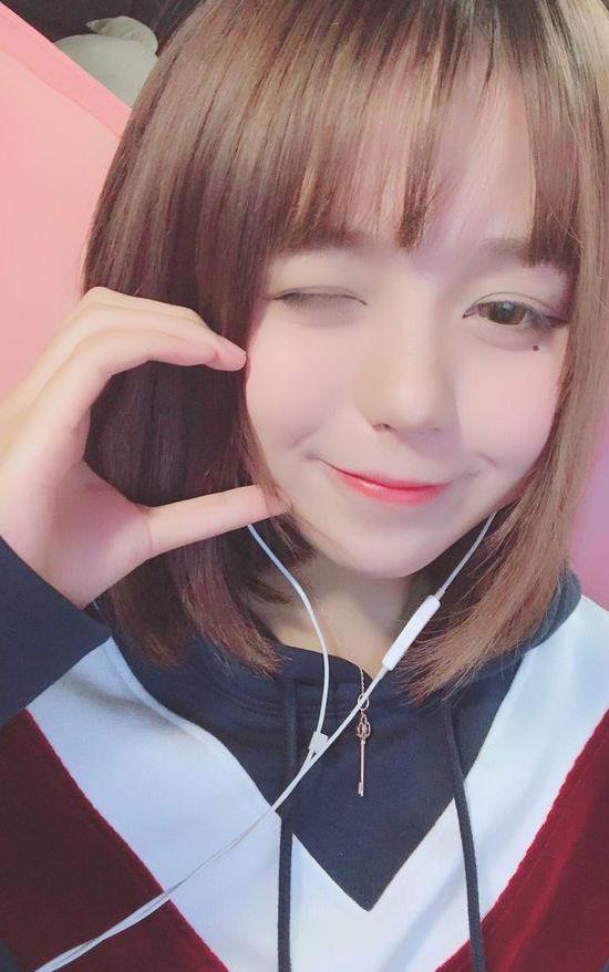 斗鱼最萌主播"纳豆"直播一周年,新歌《第二杯半价》首发