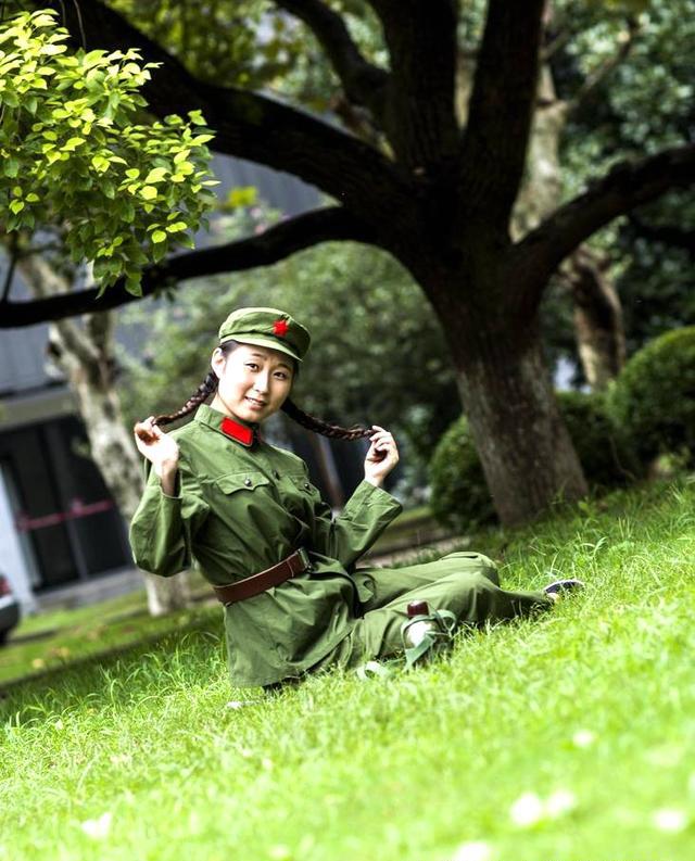 12张让你跨越中国70年代场景的怀旧摄影作品