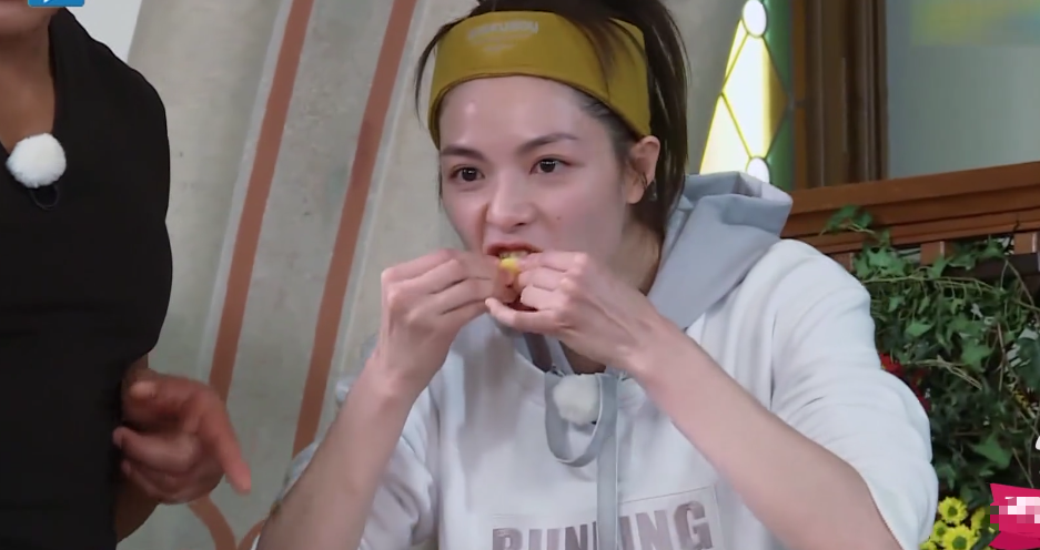 在争抢之中,杨颖还试图保持美美的表情,钟楚曦完全不在乎这些55667788