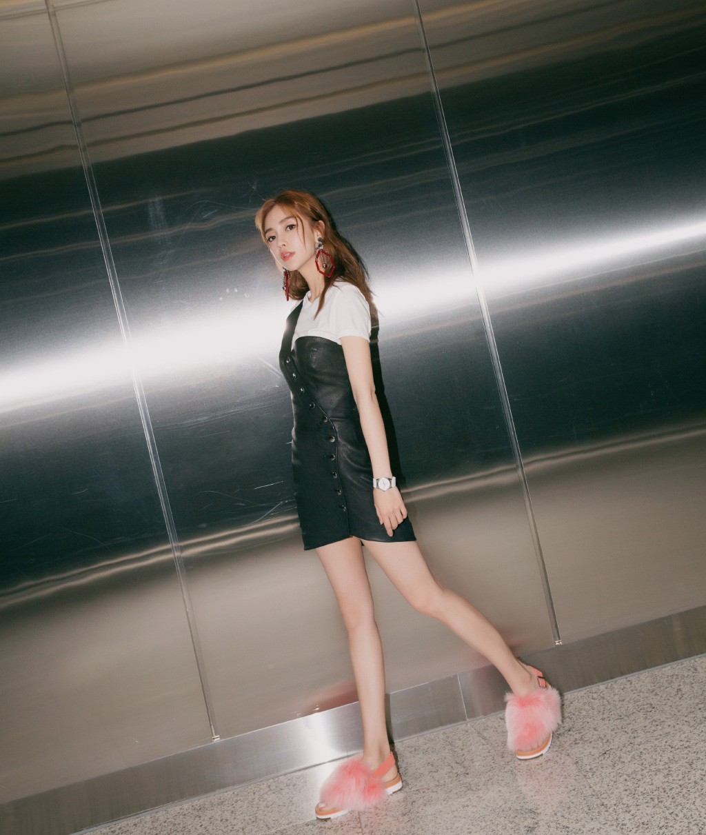 杨颖亮相代言活动 一袭黑色单肩连衣裙秀纤细美腿