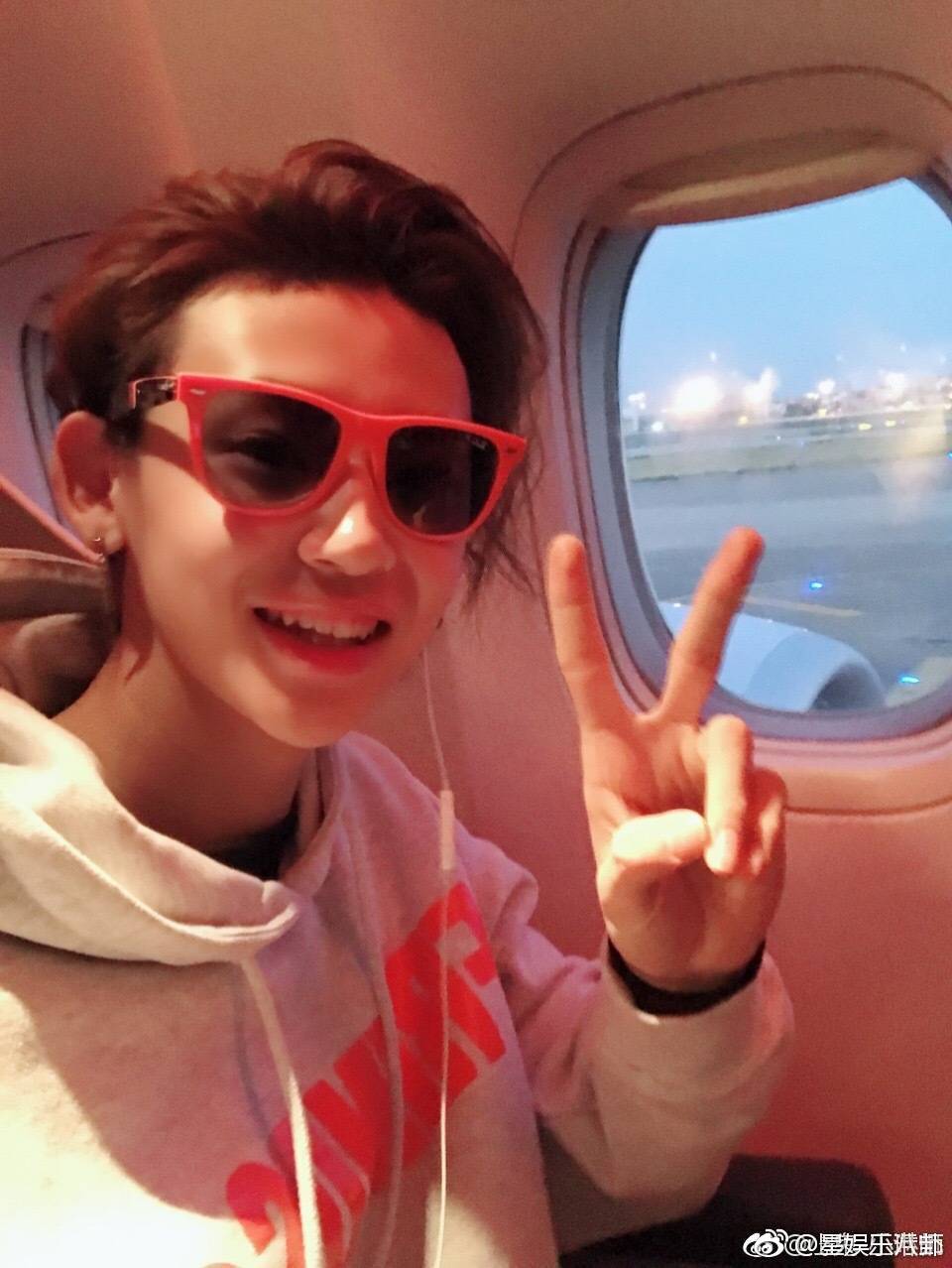 小鬼王琳凯发微博晒出自拍回应没上飞机