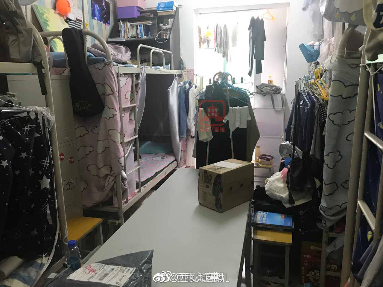 網友投稿:西安郵電大學部分女生寢室,6人住4人間,上下鋪,特別小,東西