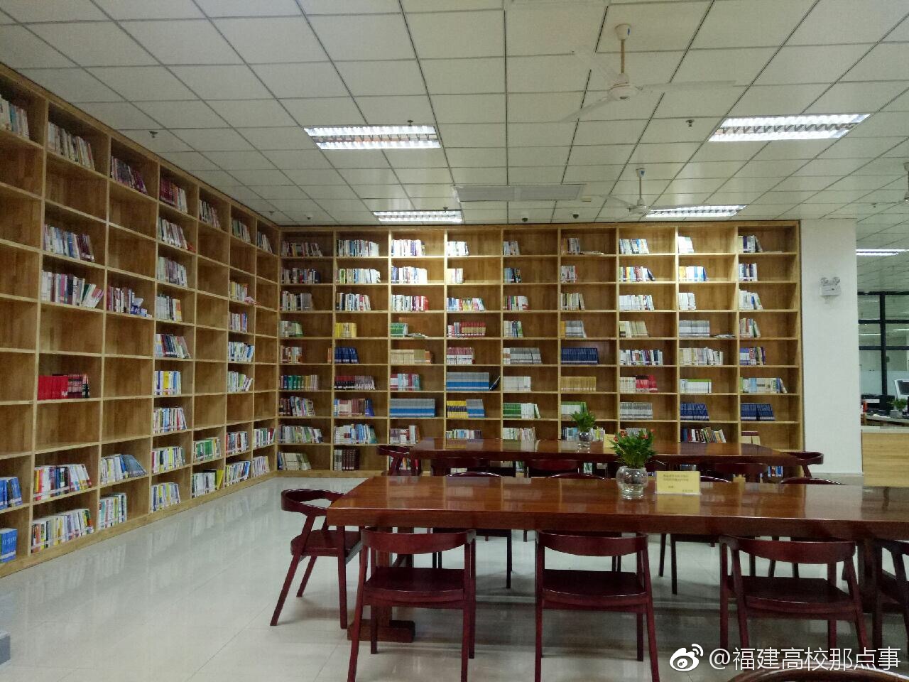 福建中医药大学图书馆全新升级,大屏阅读器,朗读亭,躺沙发看书不再是