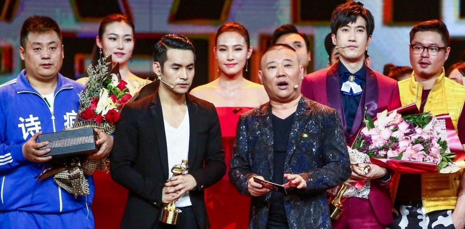 喜剧人贾冰夺冠跪地亲吻舞台,郭阳郭亮遭黑幕高分输给宋晓峰程野