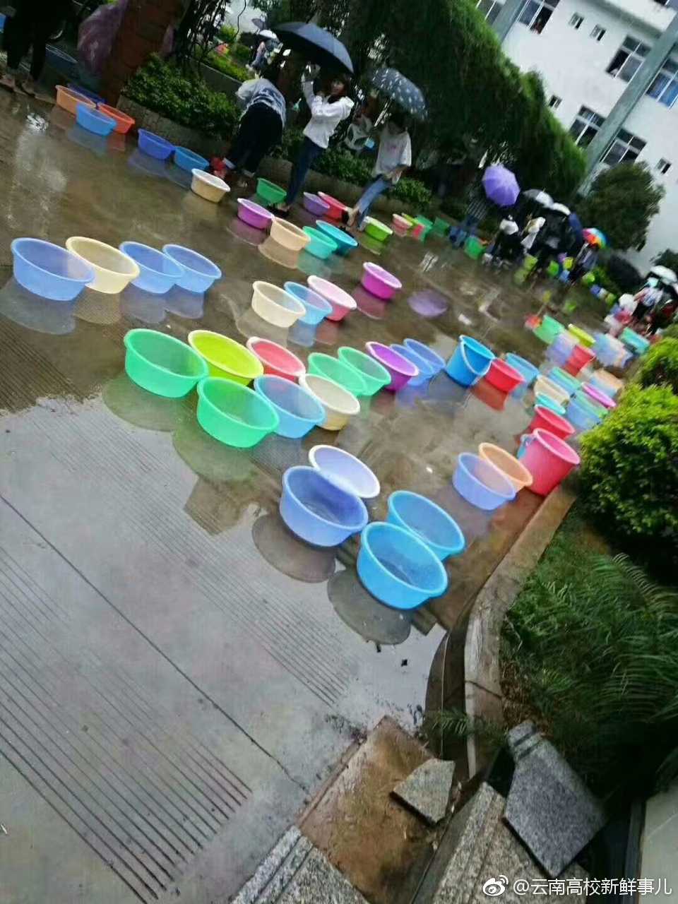 学校停水停电,学生苦不堪言.还好可以用盆在宿舍楼下接雨水用