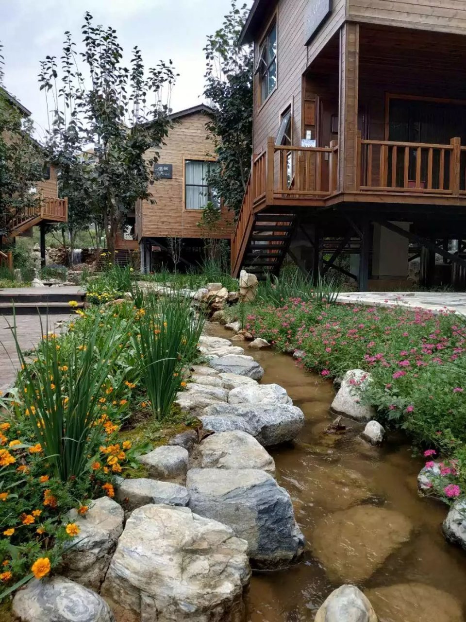 依山而建溪水潺潺 满城秀兰文化小镇木屋别墅一屋一风格