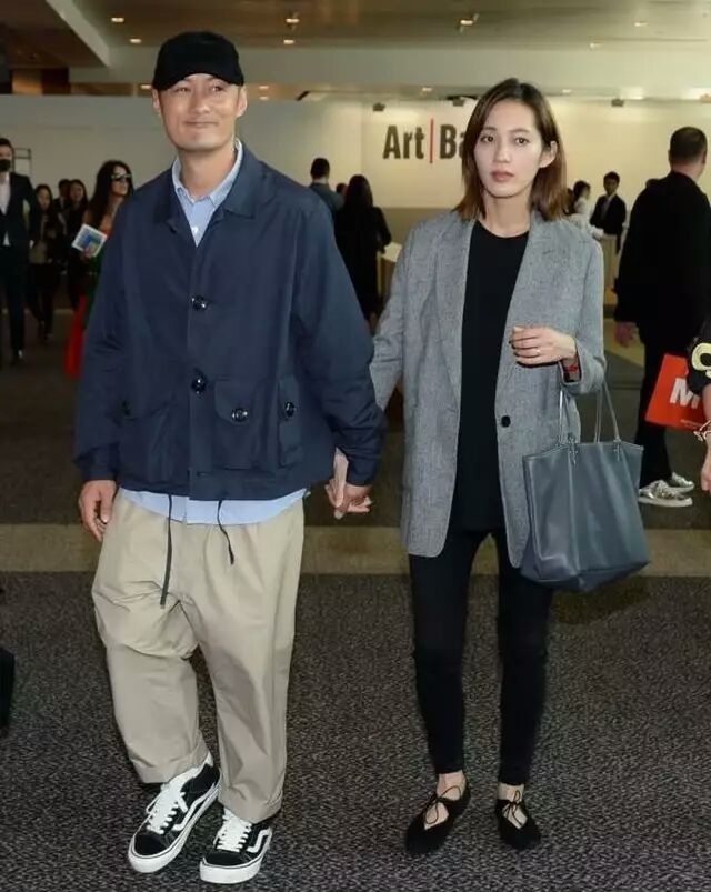 余文乐王棠云合体现身艺术展,全程手拉手实力护妻