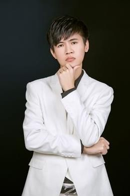 "lol国服第一亚索"斗鱼浪子彦获官方赠礼,晒照姿势遭网友调侃