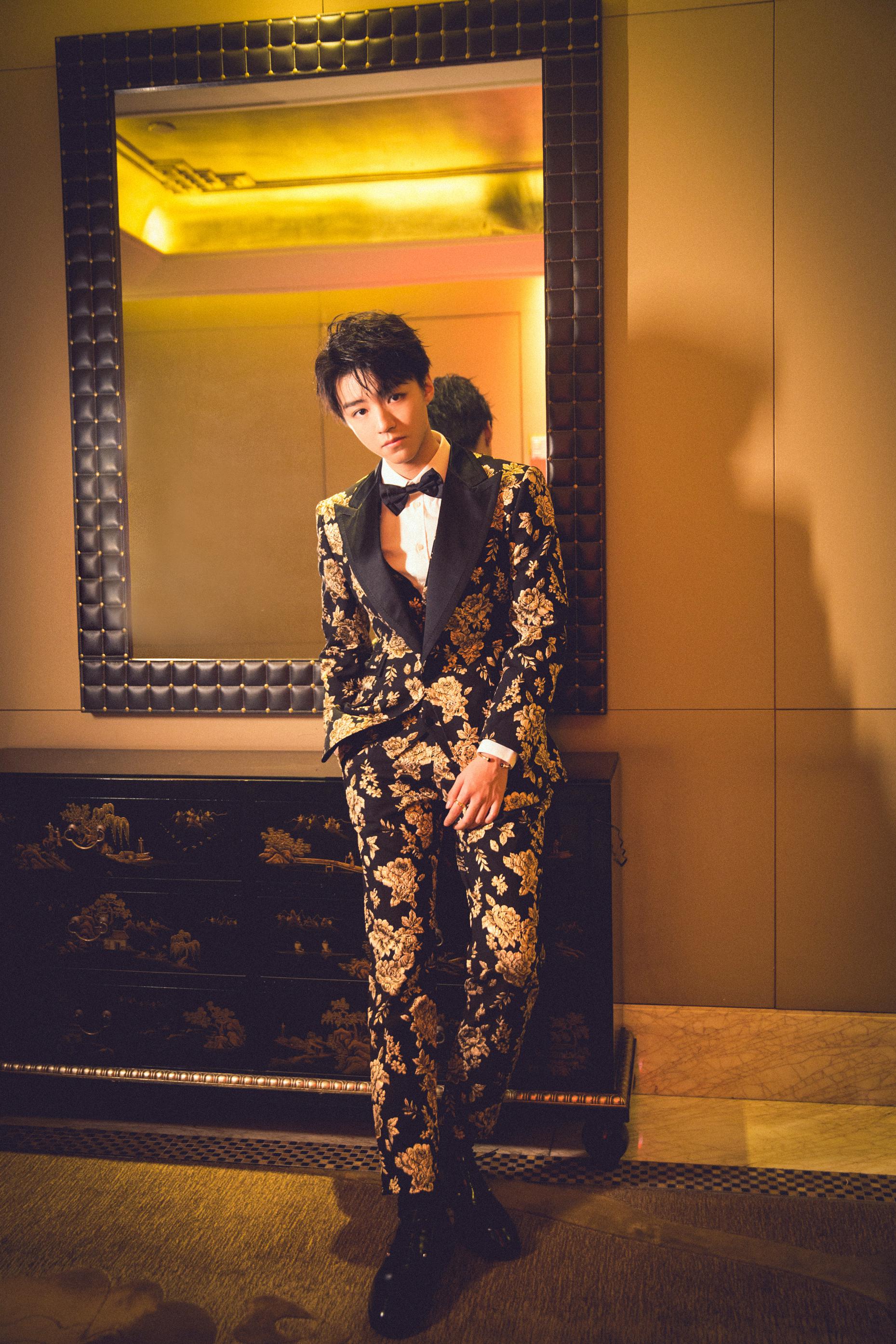 王子凯已送达满身的fafa,精致的脸庞,漆黑的夜,夜里最闪的"星"