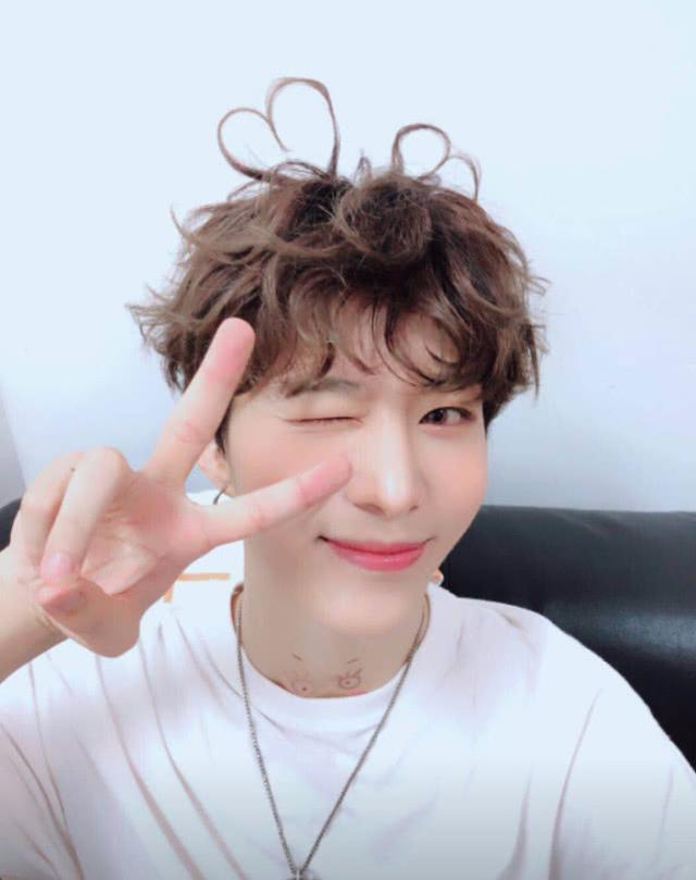 范丞丞头上顶个大爱心,注意他身上藏着的小可爱,网友:很皮了!