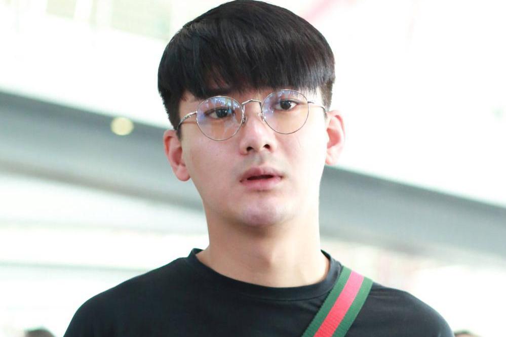 机场敢素颜的明星已经不多了,熊梓淇算一个,离开滤镜略显憔悴