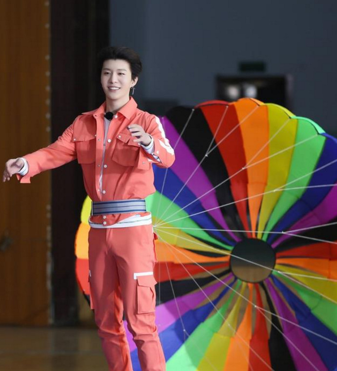 都在疑惑为何这期节目中范冰冰的弟弟范丞丞的镜头非常少,不只是他