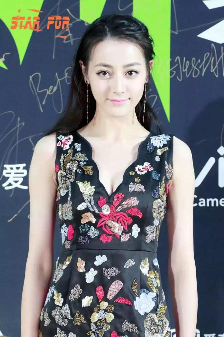 迪丽热巴罕见低胸装,粉丝看后却不淡定了:这胸怎么歪了?