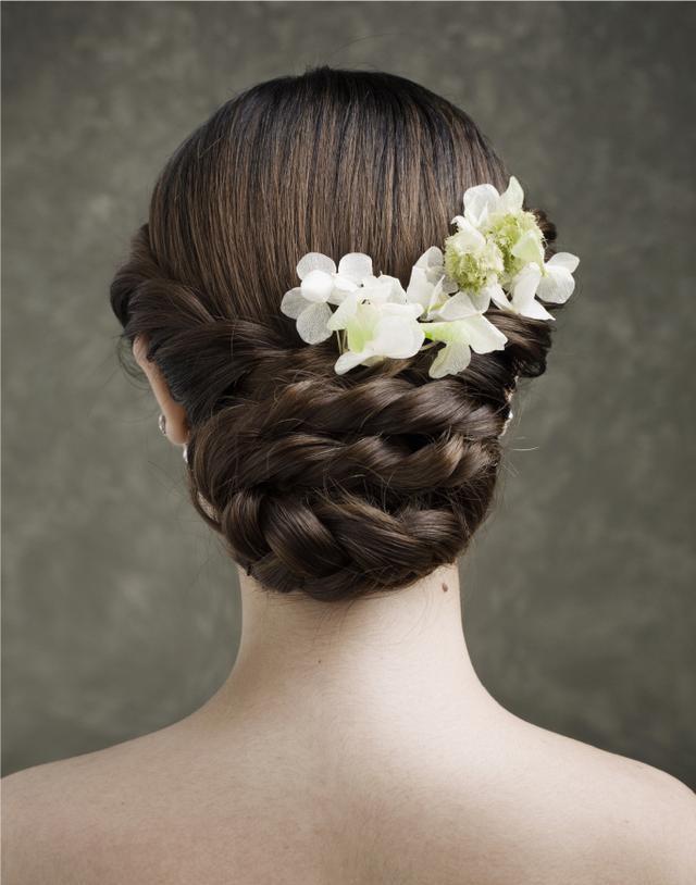 编发小技巧:新娘盘发是形象的一个代表,怎样盘才自然,好看呢?