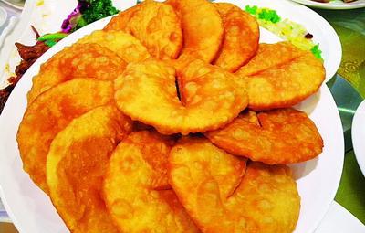 【特 色】:宁夏回民油饼与山西油饼同是圆形,注重色,香.