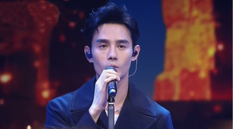 王凯深情演唱《我等到花儿也谢了》,没想到人帅唱歌也这么好听