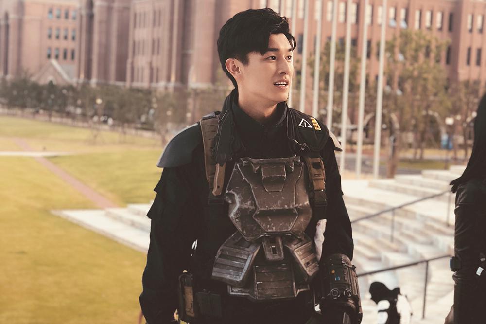 杨旭文新剧路透照曝光 军装长靴上演长腿杀