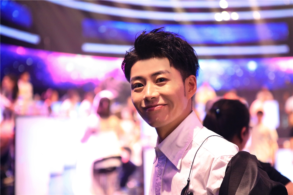 《国学小名士2》妙语连珠主持人王晓龙 幕后是小名士的暖心大哥哥