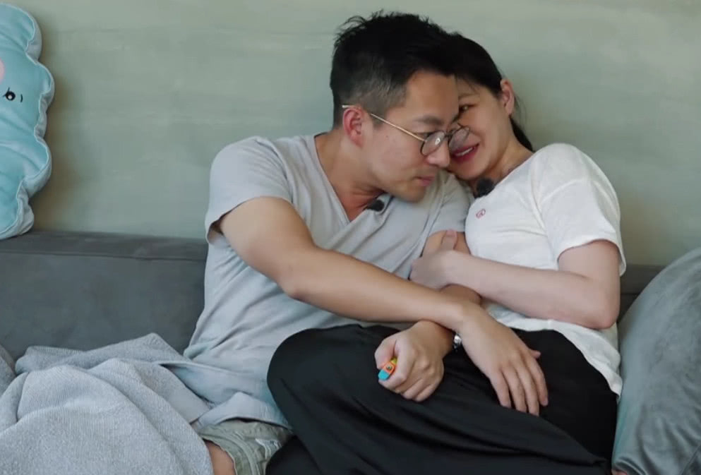 大s和汪小菲大白天就很放肆,把摄影师当空气,网友:真腻歪!