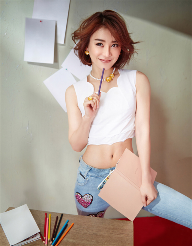 当女明星穿上肚脐装,baby气场强大,杨幂大长腿全让肥肚腩毁了!