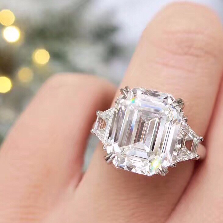 大克拉的钻石一般都不是圆形,因为做成圆形会增加切割的损耗钻石越大