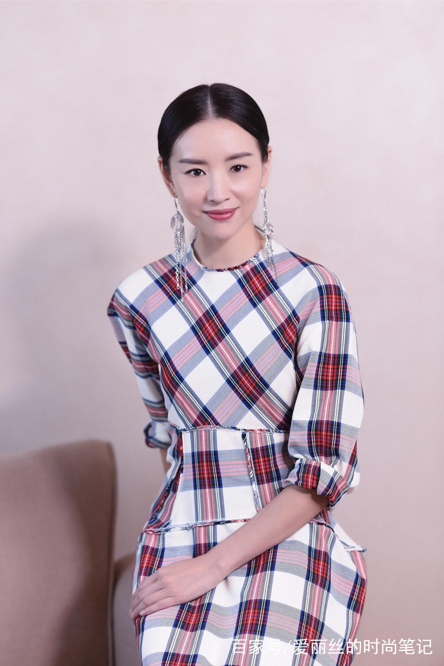 董洁终于不低调,化精致"正室妆"年轻15岁,网友:吃防腐剂了?