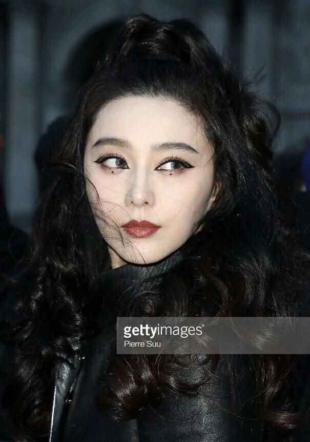 范冰冰赴巴黎看秀,"眼屎妆"抢尽风头,你们认为能红遍全网吗