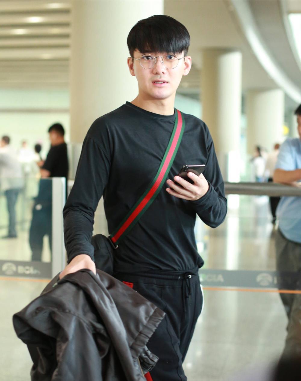 机场敢素颜的明星已经不多了,熊梓淇算一个,离开滤镜略显憔悴