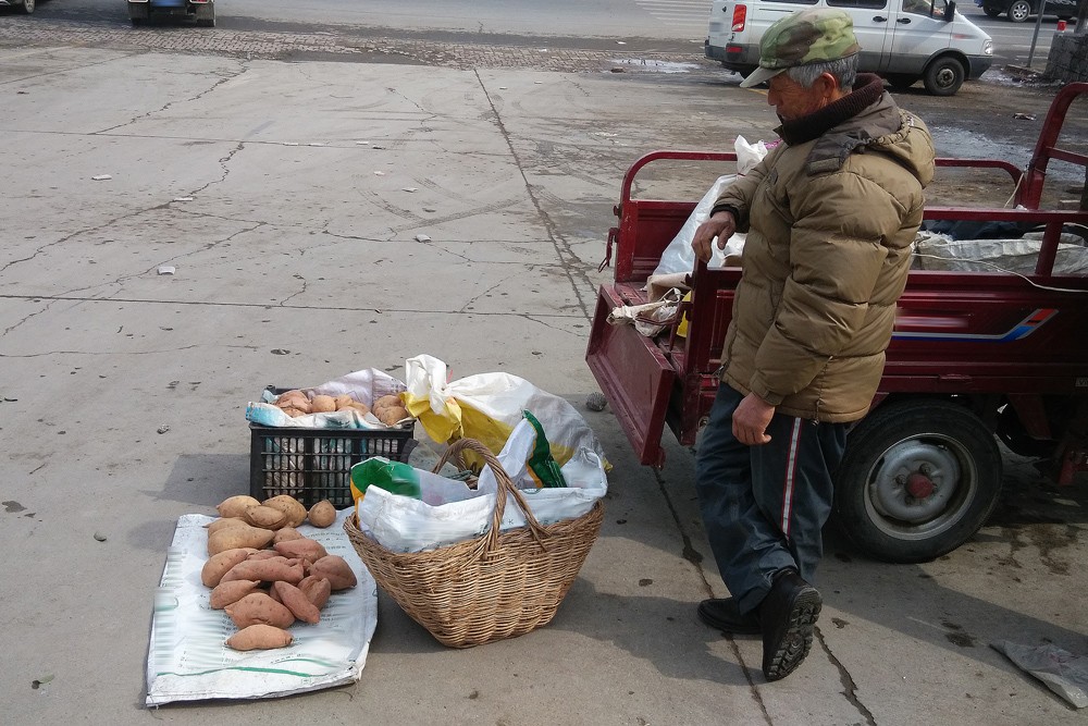 农村大叔赶集卖地瓜,10元3斤半天卖不动,老人疑惑,请大家支招_新浪