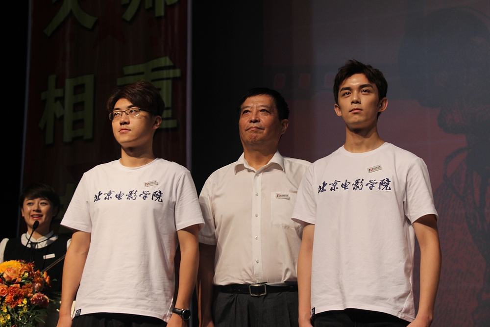 吴磊正式开始大学生活 作为北电新生代表发言超帅气啊